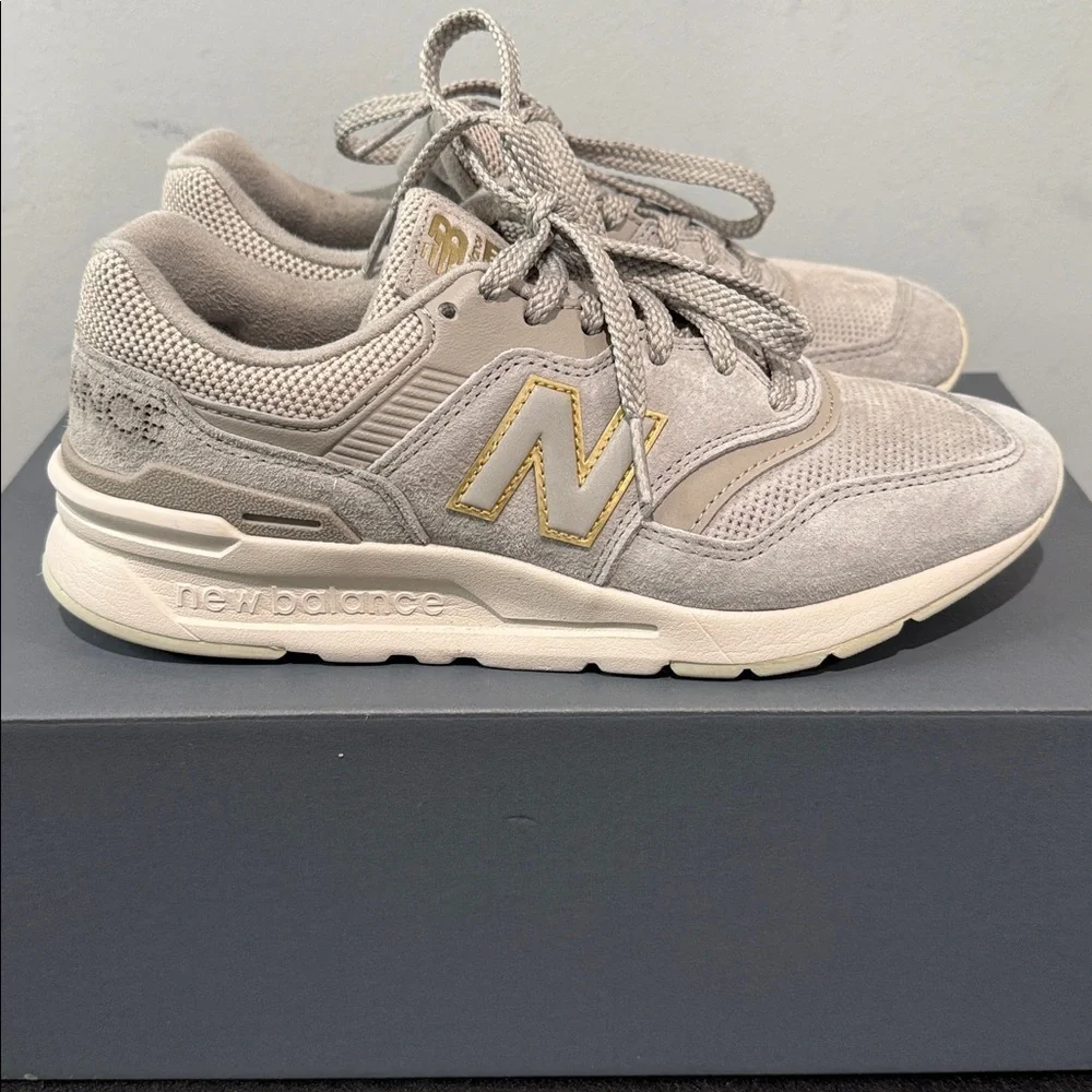 New Balance Women’s Classics 997 Sneakers in Gray and Gold Size 6 EUC with Box